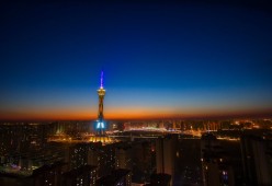 1分险胜！接力游泳最后5米“飞鱼大战”，触壁差距只有0.01秒